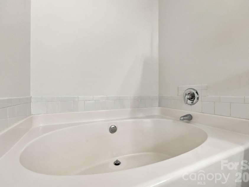 1913 Wilburn Park Lane, Charlotte, NC 28269.  MLS# CAR4427334, YatesRealty ID 53085. 