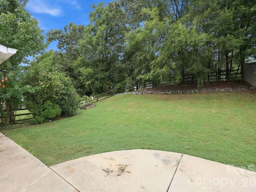 1913 Wilburn Park Lane, Charlotte, NC 28269.  MLS# CAR4427334, YatesRealty ID 53085. 