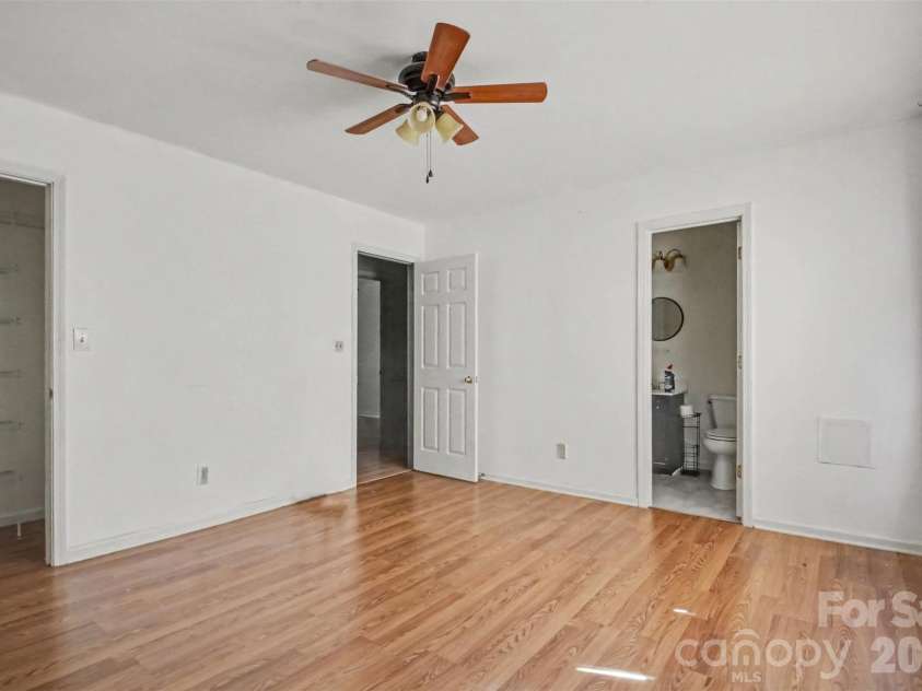 422 Grove Street, Salisbury, NC 28144.  MLS# CAR4422365, YatesRealty ID 53094. 