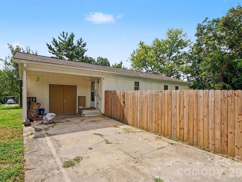 422 Grove Street, Salisbury, NC 28144.  MLS# CAR4422365, YatesRealty ID 53094. 