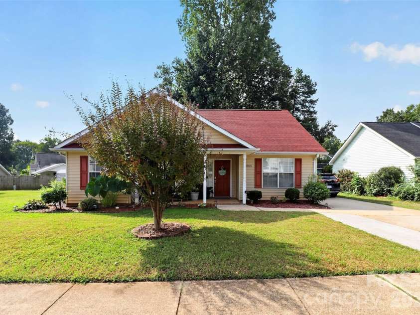 5906 Country Walk Drive, Charlotte, NC 28212.  MLS# CAR4427646, YatesRealty ID 53095. 