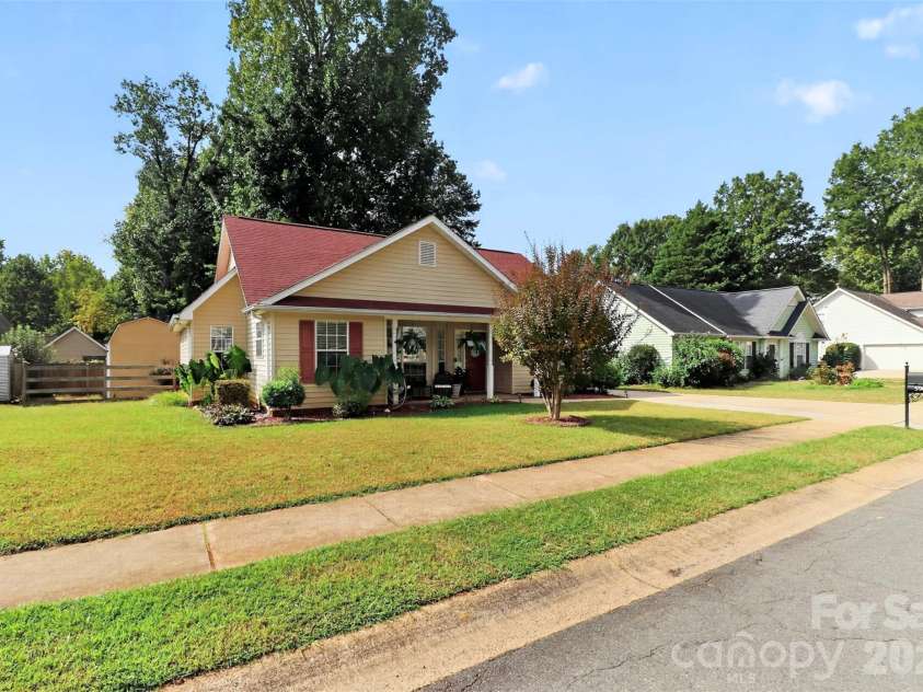 5906 Country Walk Drive, Charlotte, NC 28212.  MLS# CAR4427646, YatesRealty ID 53095. 