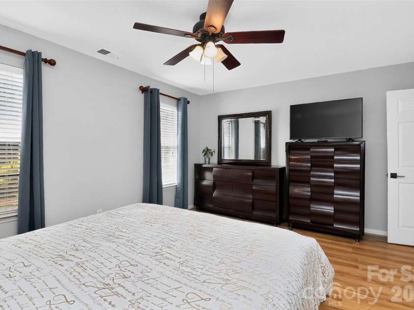 5906 Country Walk Drive, Charlotte, NC 28212.  MLS# CAR4427646, YatesRealty ID 53095. 