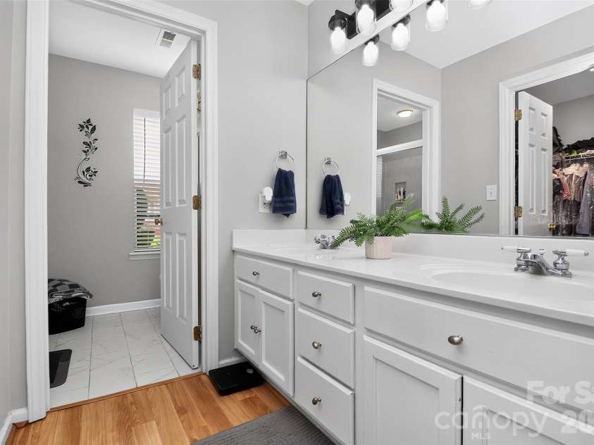 5906 Country Walk Drive, Charlotte, NC 28212.  MLS# CAR4427646, YatesRealty ID 53095. 