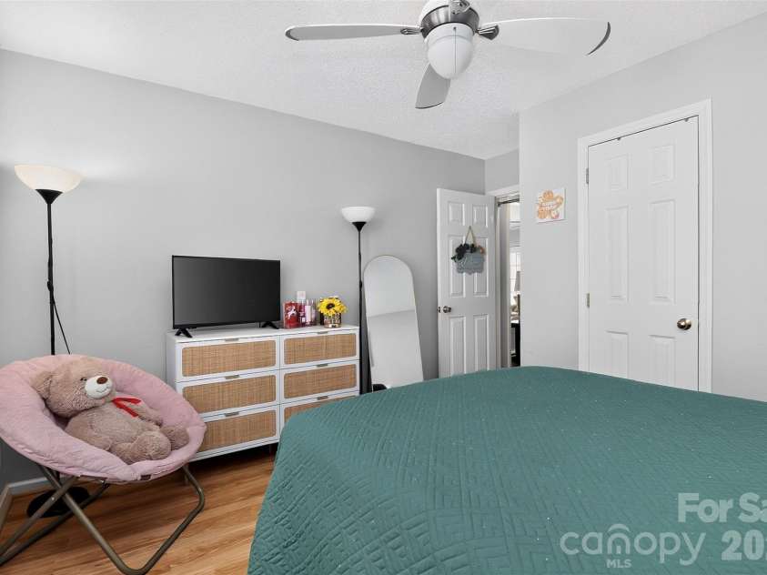 5906 Country Walk Drive, Charlotte, NC 28212.  MLS# CAR4427646, YatesRealty ID 53095. 