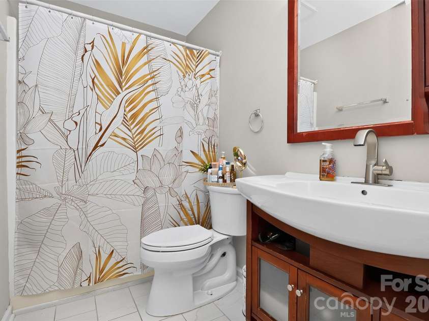 5906 Country Walk Drive, Charlotte, NC 28212.  MLS# CAR4427646, YatesRealty ID 53095. 
