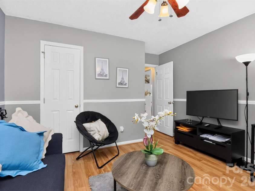 5906 Country Walk Drive, Charlotte, NC 28212.  MLS# CAR4427646, YatesRealty ID 53095. 