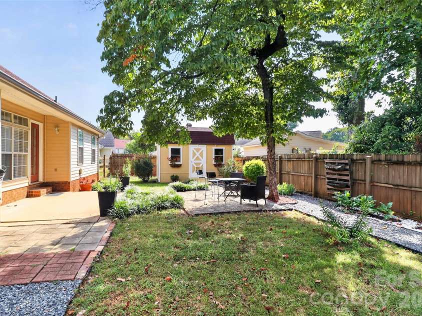 5906 Country Walk Drive, Charlotte, NC 28212.  MLS# CAR4427646, YatesRealty ID 53095. 