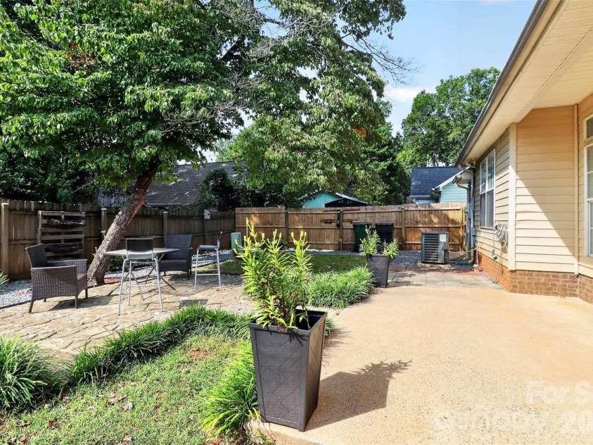 5906 Country Walk Drive, Charlotte, NC 28212.  MLS# CAR4427646, YatesRealty ID 53095. 