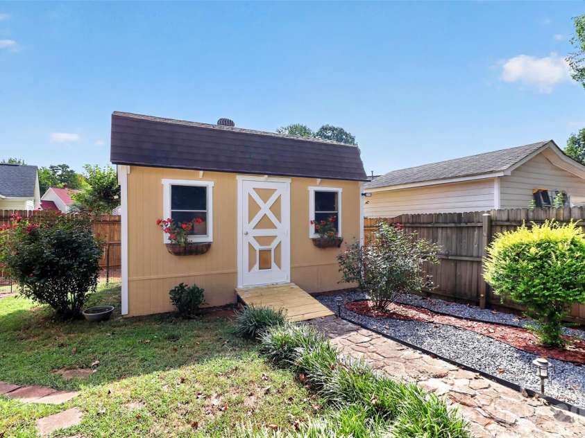 5906 Country Walk Drive, Charlotte, NC 28212.  MLS# CAR4427646, YatesRealty ID 53095. 