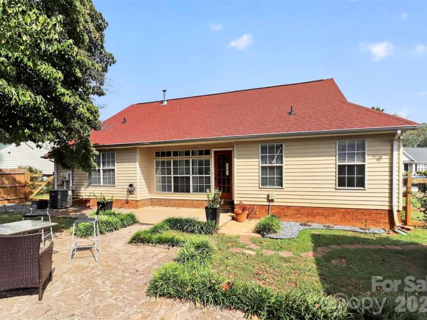 5906 Country Walk Drive, Charlotte, NC 28212.  MLS# CAR4427646, YatesRealty ID 53095. 