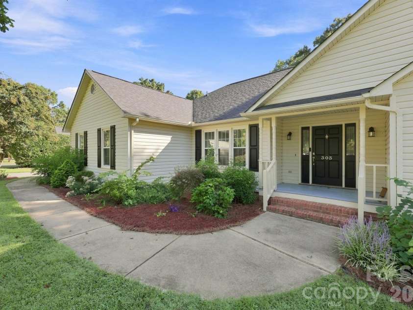 303 Deerfield Circle, Salisbury, NC 28147.  MLS# CAR4428608, YatesRealty ID 53100. 