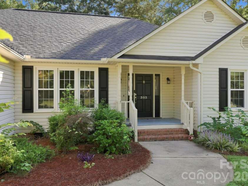 303 Deerfield Circle, Salisbury, NC 28147.  MLS# CAR4428608, YatesRealty ID 53100. 