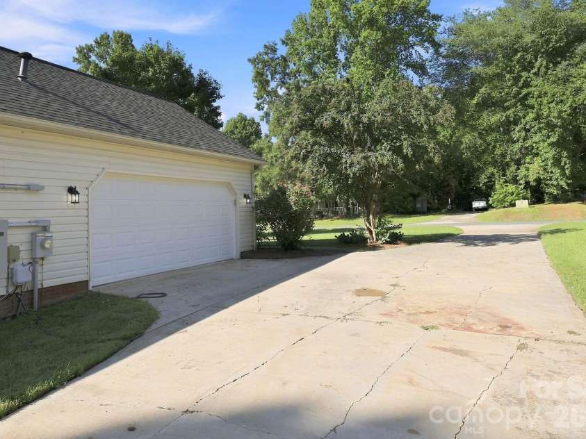 303 Deerfield Circle, Salisbury, NC 28147.  MLS# CAR4428608, YatesRealty ID 53100. 