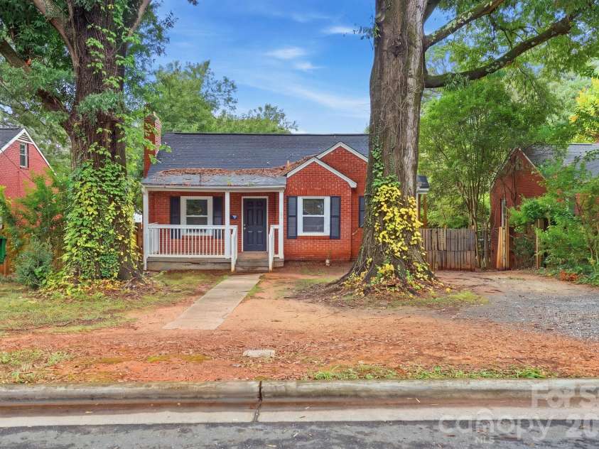 3129 Mathis Drive, Charlotte, NC 28208.  MLS# CAR4428061, YatesRealty ID 53101. 