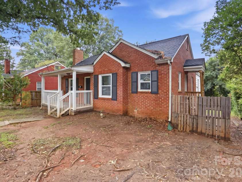 3129 Mathis Drive, Charlotte, NC 28208.  MLS# CAR4428061, YatesRealty ID 53101. 
