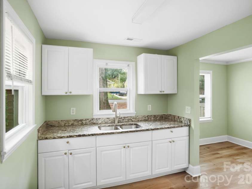 3129 Mathis Drive, Charlotte, NC 28208.  MLS# CAR4428061, YatesRealty ID 53101. 