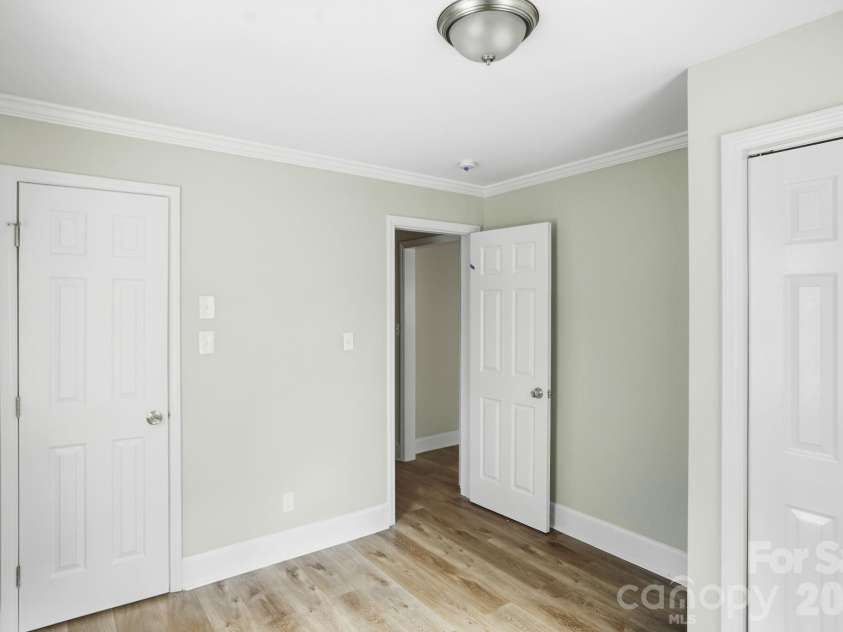 3129 Mathis Drive, Charlotte, NC 28208.  MLS# CAR4428061, YatesRealty ID 53101. 