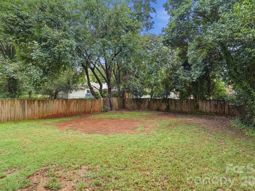 3129 Mathis Drive, Charlotte, NC 28208.  MLS# CAR4428061, YatesRealty ID 53101. 