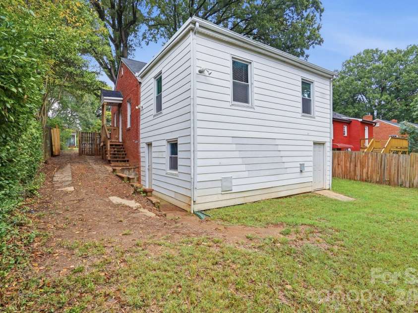 3129 Mathis Drive, Charlotte, NC 28208.  MLS# CAR4428061, YatesRealty ID 53101. 