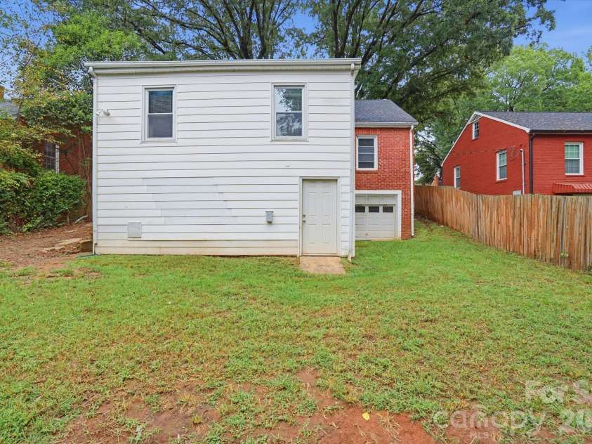 3129 Mathis Drive, Charlotte, NC 28208.  MLS# CAR4428061, YatesRealty ID 53101. 
