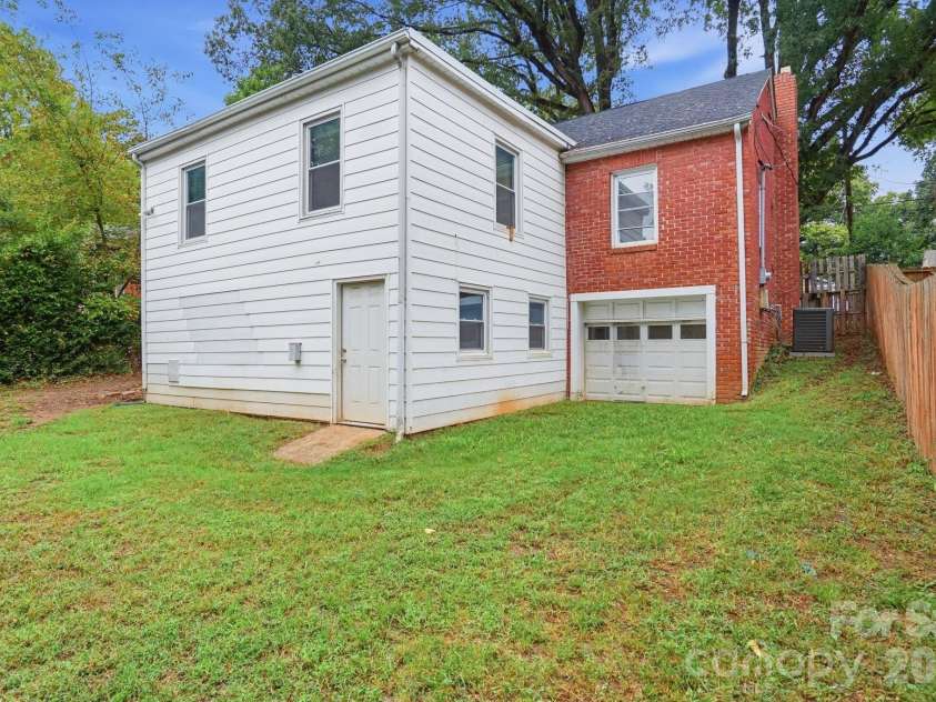 3129 Mathis Drive, Charlotte, NC 28208.  MLS# CAR4428061, YatesRealty ID 53101. 