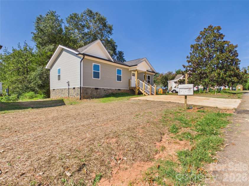 210 22nd Avenue Place, Hickory, NC 28601.  MLS# CAR4422768, YatesRealty ID 53107. 