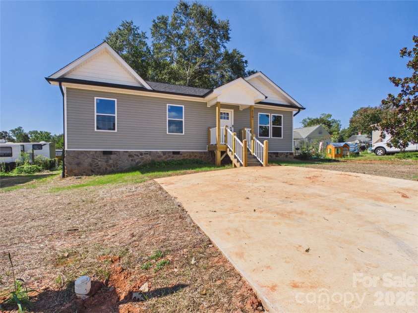 210 22nd Avenue Place, Hickory, NC 28601.  MLS# CAR4422768, YatesRealty ID 53107. 