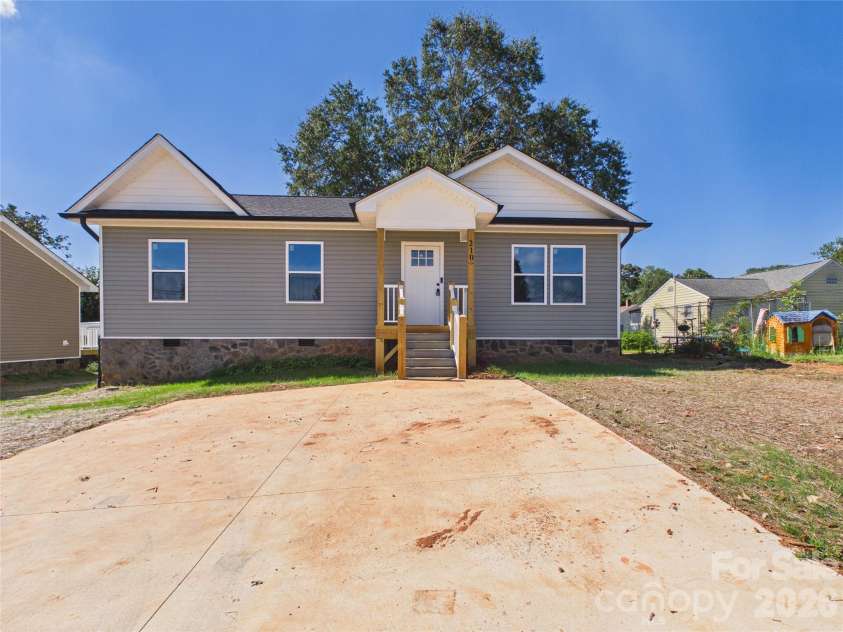 210 22nd Avenue Place, Hickory, NC 28601.  MLS# CAR4422768, YatesRealty ID 53107. 