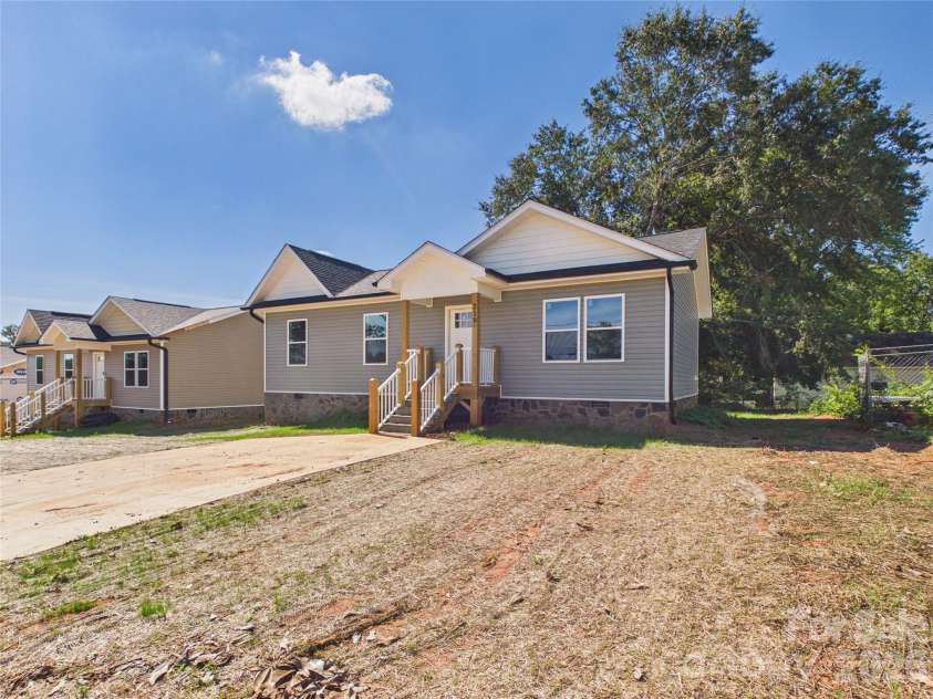 210 22nd Avenue Place, Hickory, NC 28601.  MLS# CAR4422768, YatesRealty ID 53107. 