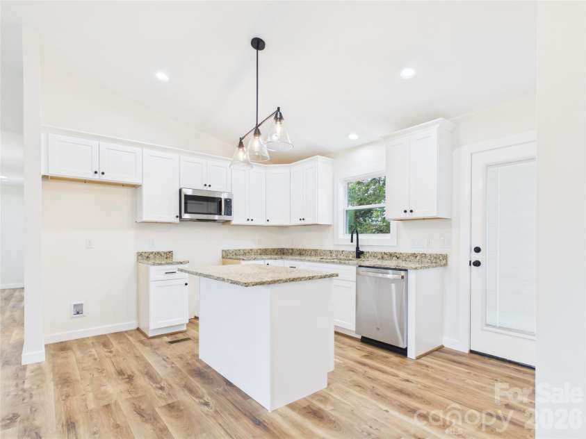210 22nd Avenue Place, Hickory, NC 28601.  MLS# CAR4422768, YatesRealty ID 53107. 