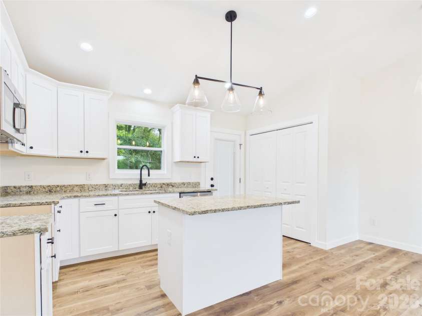 210 22nd Avenue Place, Hickory, NC 28601.  MLS# CAR4422768, YatesRealty ID 53107. 