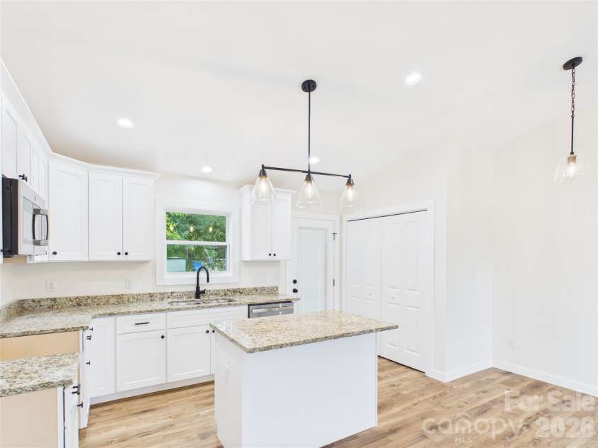 210 22nd Avenue Place, Hickory, NC 28601.  MLS# CAR4422768, YatesRealty ID 53107. 