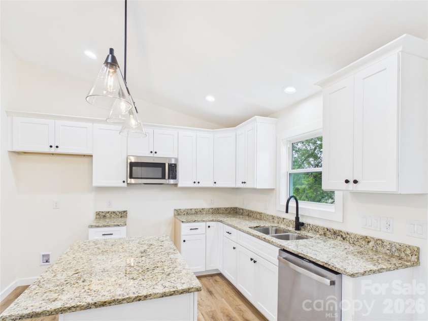 210 22nd Avenue Place, Hickory, NC 28601.  MLS# CAR4422768, YatesRealty ID 53107. 