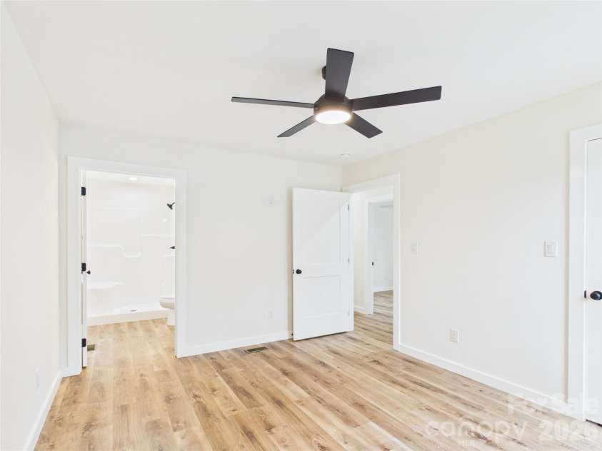 210 22nd Avenue Place, Hickory, NC 28601.  MLS# CAR4422768, YatesRealty ID 53107. 