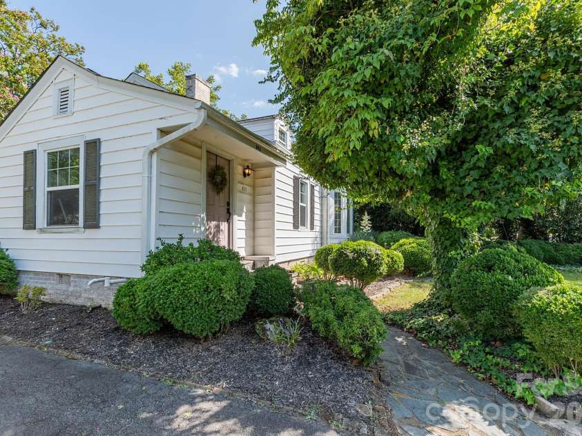 403 Fairview Drive, Lexington, NC 27292.  MLS# CAR4420347, YatesRealty ID 53110. 