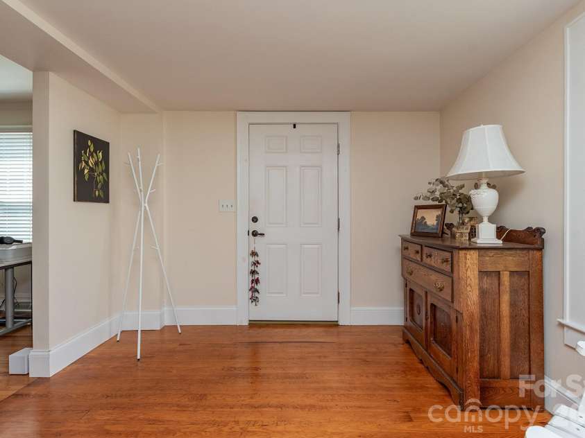 403 Fairview Drive, Lexington, NC 27292.  MLS# CAR4420347, YatesRealty ID 53110. 