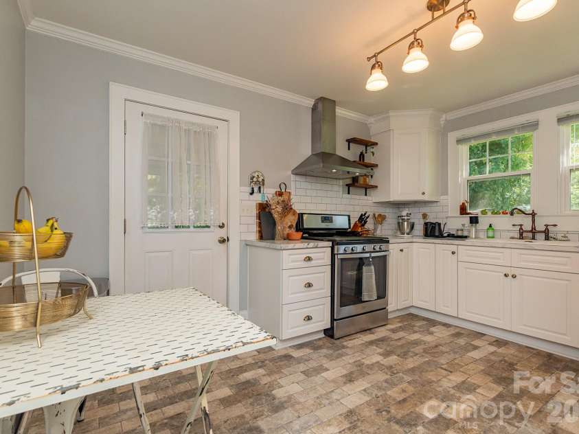 403 Fairview Drive, Lexington, NC 27292.  MLS# CAR4420347, YatesRealty ID 53110. 