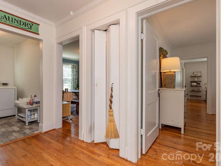 403 Fairview Drive, Lexington, NC 27292.  MLS# CAR4420347, YatesRealty ID 53110. 