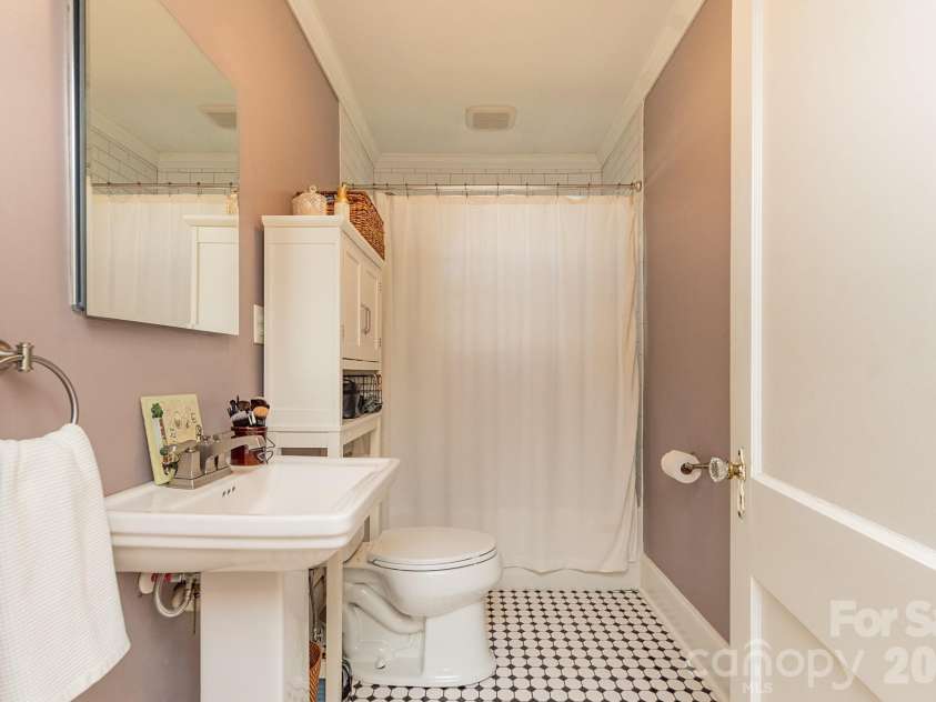 403 Fairview Drive, Lexington, NC 27292.  MLS# CAR4420347, YatesRealty ID 53110. 