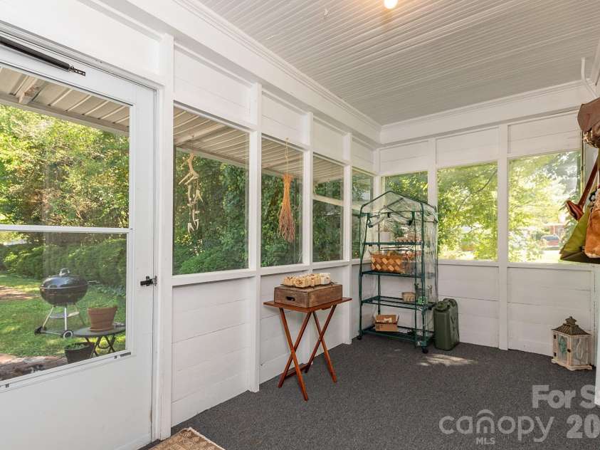 403 Fairview Drive, Lexington, NC 27292.  MLS# CAR4420347, YatesRealty ID 53110. 