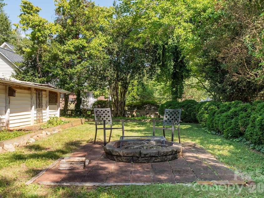 403 Fairview Drive, Lexington, NC 27292.  MLS# CAR4420347, YatesRealty ID 53110. 