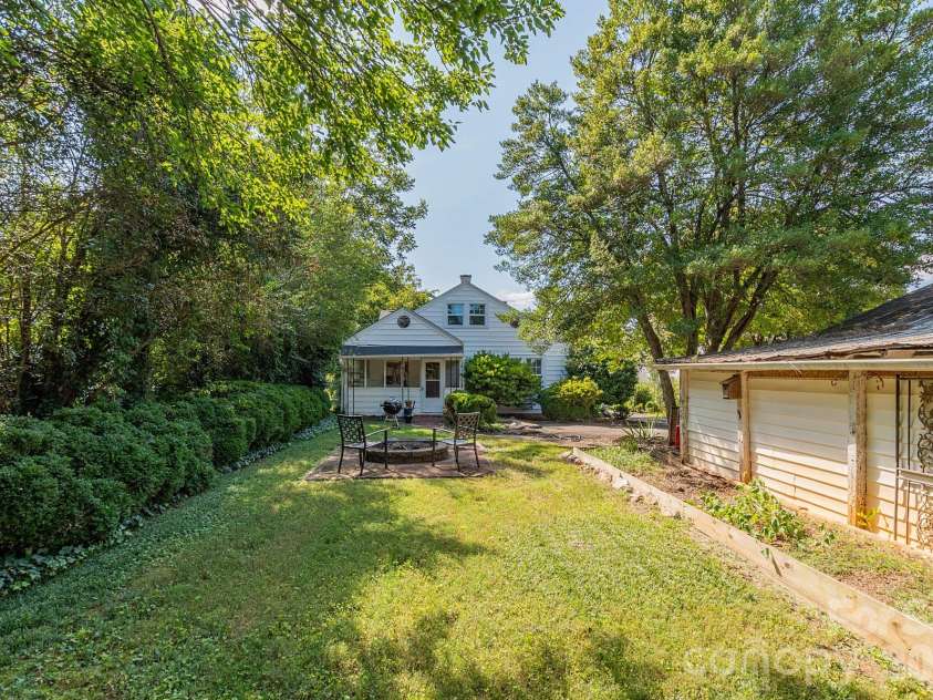 403 Fairview Drive, Lexington, NC 27292.  MLS# CAR4420347, YatesRealty ID 53110. 