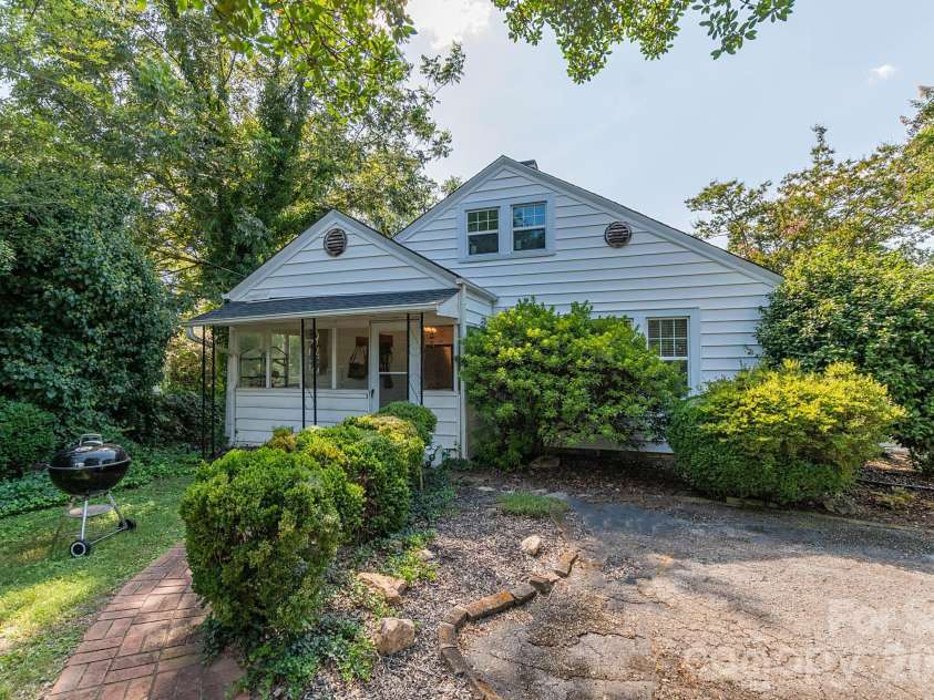 403 Fairview Drive, Lexington, NC 27292.  MLS# CAR4420347, YatesRealty ID 53110. 