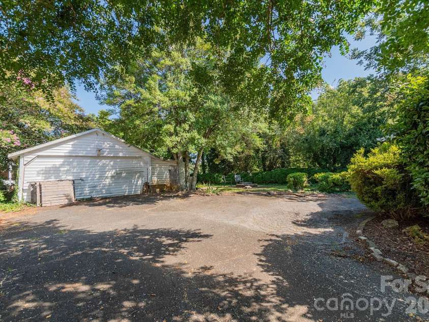 403 Fairview Drive, Lexington, NC 27292.  MLS# CAR4420347, YatesRealty ID 53110. 