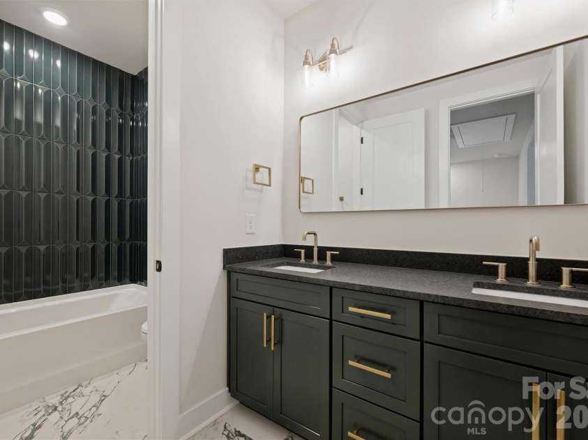 2705 Catalina Avenue, Charlotte, NC 28206.  MLS# CAR4427868, YatesRealty ID 53111. Secondary bath