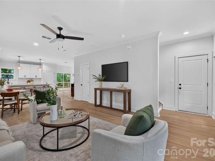 9000 Pinenoll Lane, Charlotte, NC 28215.  MLS# CAR4414558, YatesRealty ID 53112. 