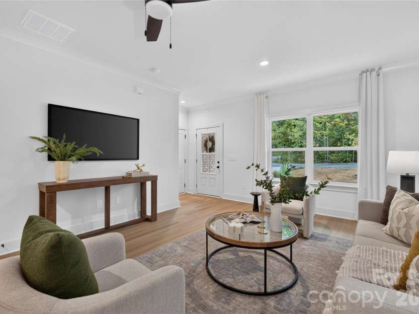 9000 Pinenoll Lane, Charlotte, NC 28215.  MLS# CAR4414558, YatesRealty ID 53112. 
