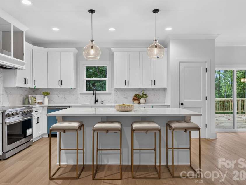 9000 Pinenoll Lane, Charlotte, NC 28215.  MLS# CAR4414558, YatesRealty ID 53112. 