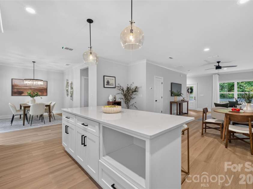 9000 Pinenoll Lane, Charlotte, NC 28215.  MLS# CAR4414558, YatesRealty ID 53112. 